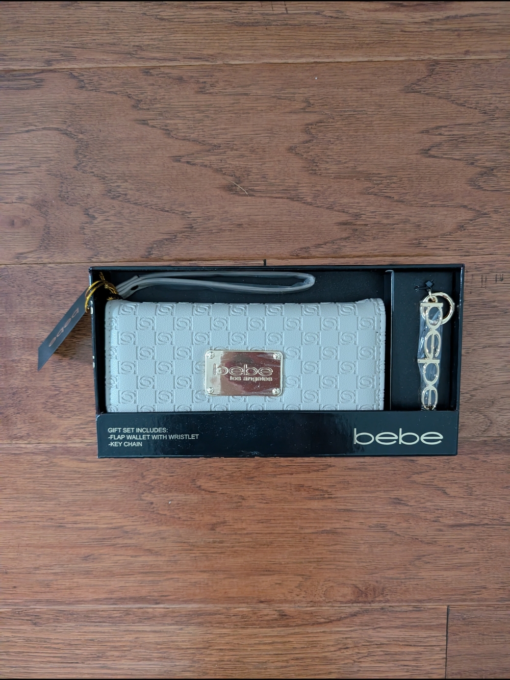 NWT bebe Alexandra Trifold Tan Wrislet Gift Set With Key Chain